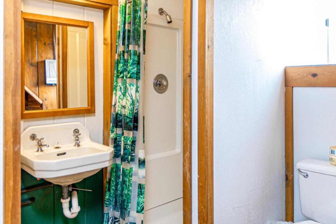 Elbow'S Inn Rockaway Beach Εξωτερικό φωτογραφία